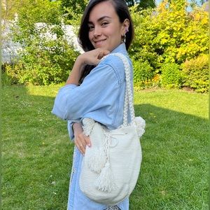 Handcrafted in Colombia, Wayuu Mochila. White 🐶